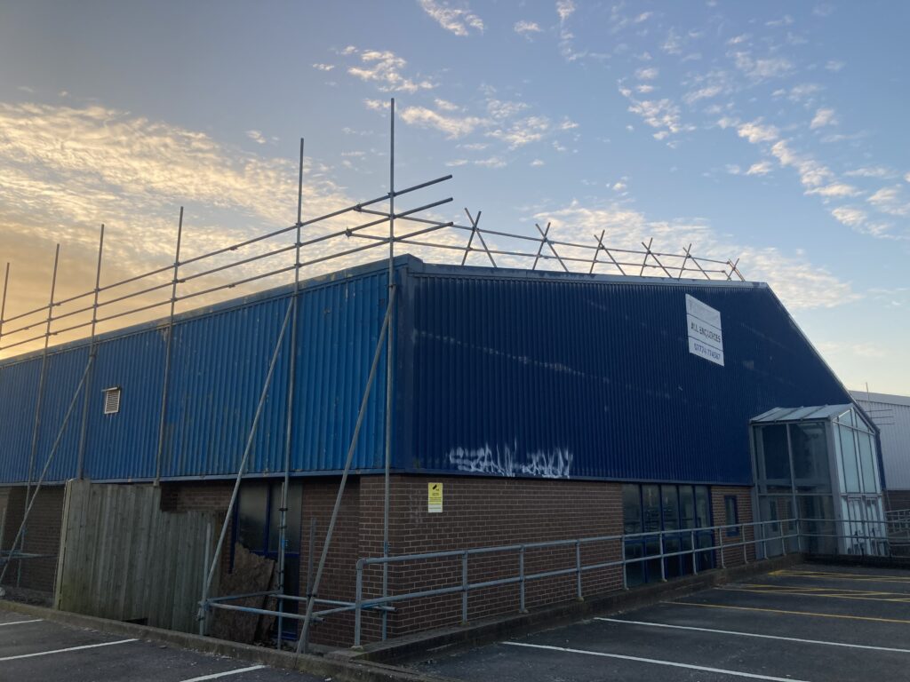 commercial scaffolding on a building in Lincoln